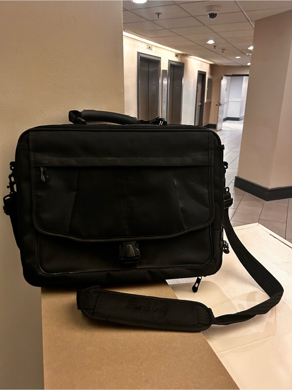 Men's Black Laptop Messenger Bag with Adjustable Shoulder Strap Vargus